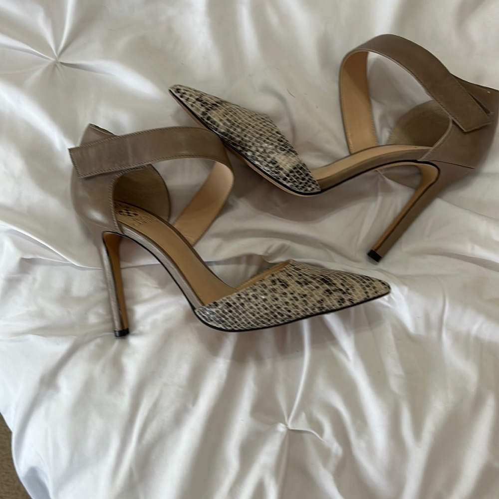 Pointed toe 3 in heel snake print on the toe Velcro strap to the heel never worn